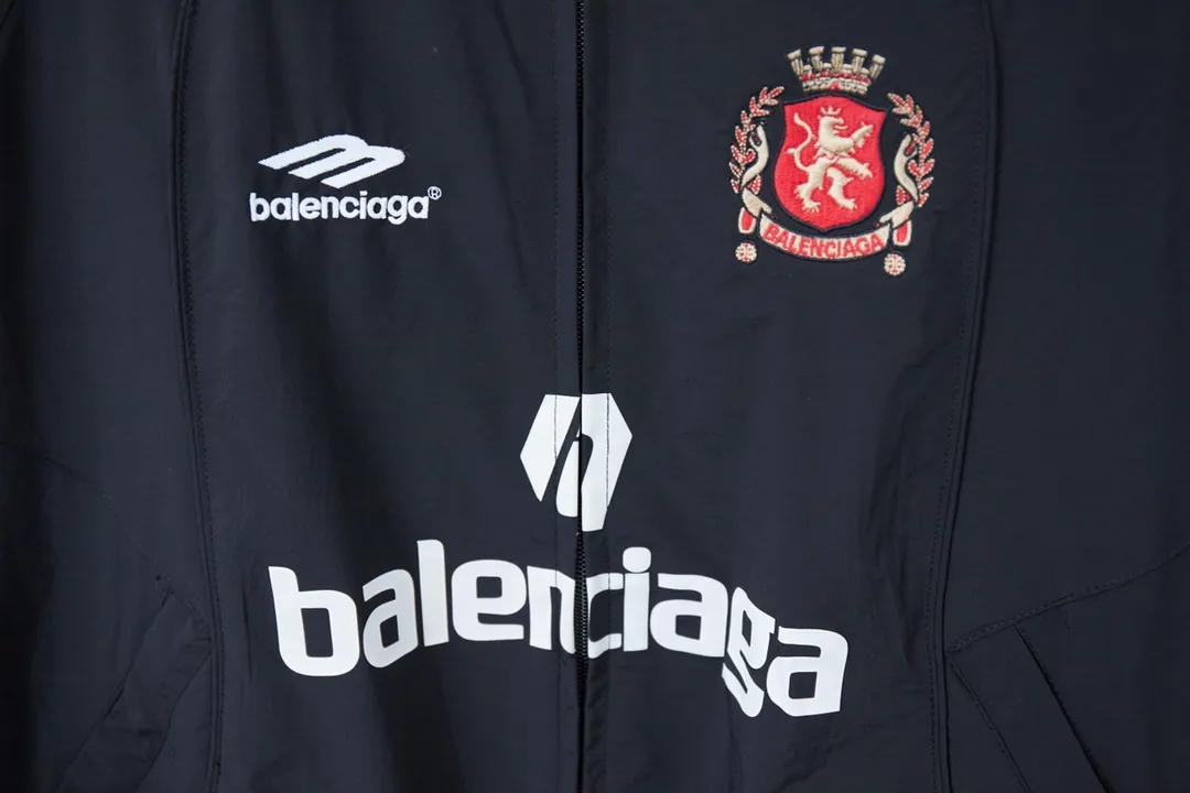 Balenciaga 𝘽𝘼𝙇𝙀𝙉𝘾𝙄𝘼𝙂𝘼 BLCG 76 Manchester United embroidered inlay jacket, light luxury, a must-have item for daily commuting for men and women, correct version, feel free to compare, detailed features · Made of T 800 professional jacket polyester fabric · The entire fabric is pre-treated with a waterproof coating · The interior is made of four-way elastic nylon lining · Zipper pockets on both sides Elastic cuff design · Internal zipper pocket design · Extremely complex and heavy-duty splicing and inserting technology · Customized TPU material lettering film Manual pressing process · Imported Tajima high-speed embroidery machine thousands of needle embroidery process · Elastic elastic waist design at the hem · Customized molded hardware zipper Jacket double puller design · Original main mark, washed tag brand packaging Color: Black Size: 46/48/50/52